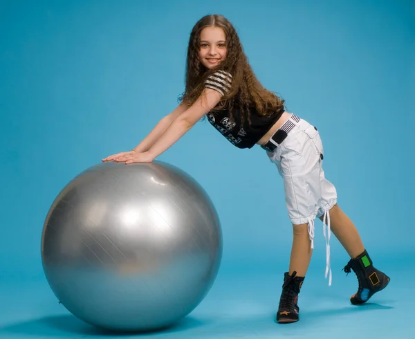 Mladá dívka s velkým gumový míček — Stock fotografie
