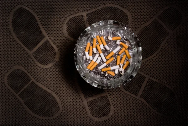 Asbak vol met sigarettenpeuken — Stockfoto