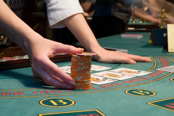 Casino-Dealer hantiert mit einem großen Haufen — Stockfoto