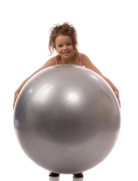 Маленька дівчинка на м'ячі — стокове фото