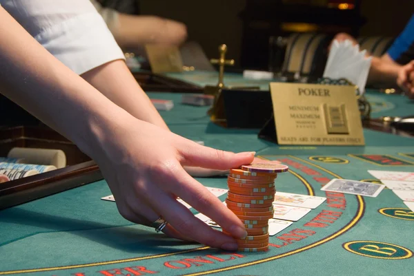 Casino dealer lidar com uma grande pilha — Fotografia de Stock