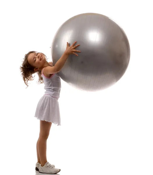작은 소녀 지주 큰 공 — 스톡 사진
