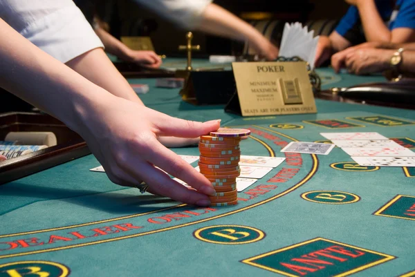 Casino-Dealer hantiert mit einem großen Haufen — Stockfoto
