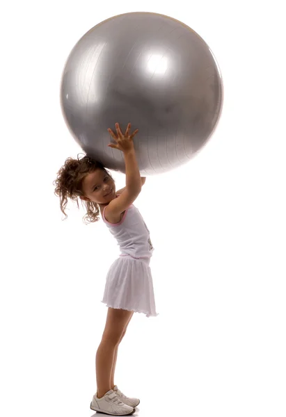 Rapariga com a bola acima de sua hea — Fotografia de Stock