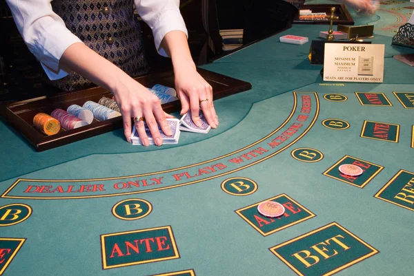 Croupier mescolando carte da gioco a poke — Foto Stock