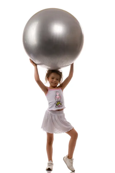 Junges Mädchen mit dem Ball über dem Kopf — Stockfoto