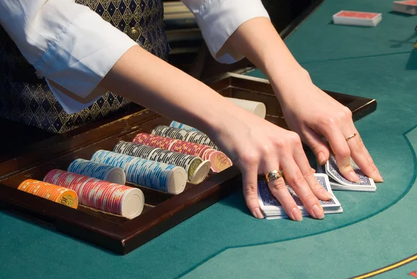 Krupiér zpracování karet u pokerového stolu — Stock fotografie