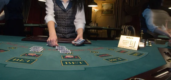 Croupier tarjetas de manejo en la mesa de póquer —  Fotos de Stock