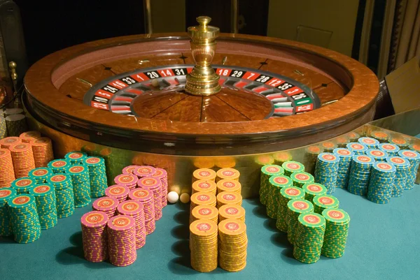 赌场轮盘赌轮和赌博筹码 — 图库照片