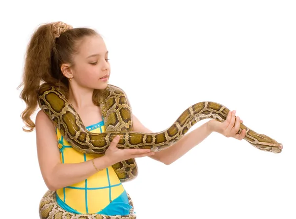 Nahaufnahme von süßen Mädchen mit Haustier Python — Stockfoto
