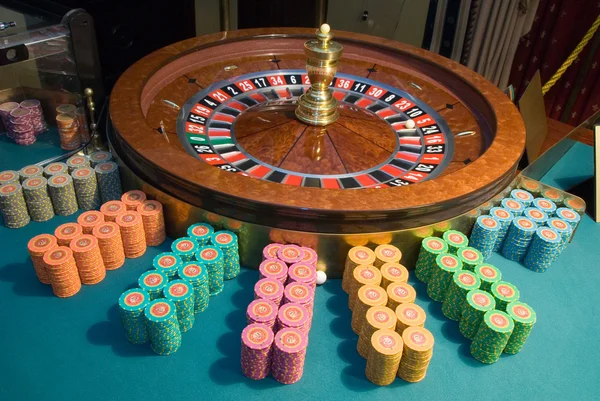 カジノ ルーレットのホイールとギャンブルのチップ — ストック写真