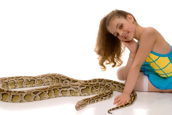 Молодая девушка со змеей-питоном — стоковое фото