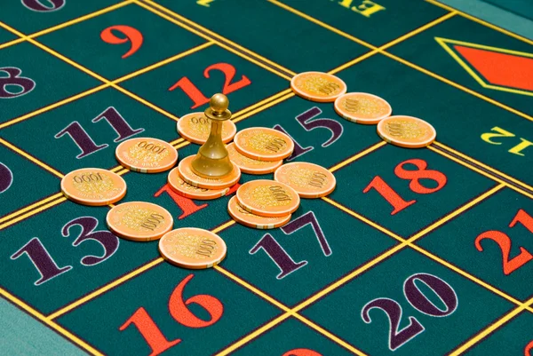 Rulett szerencsejáték-zseton az asztalon — Stock Fotó