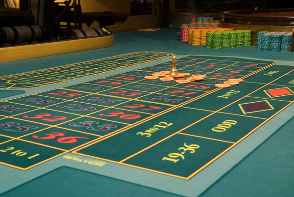Roulette gioco d'azzardo chips sul tavolo — Foto Stock