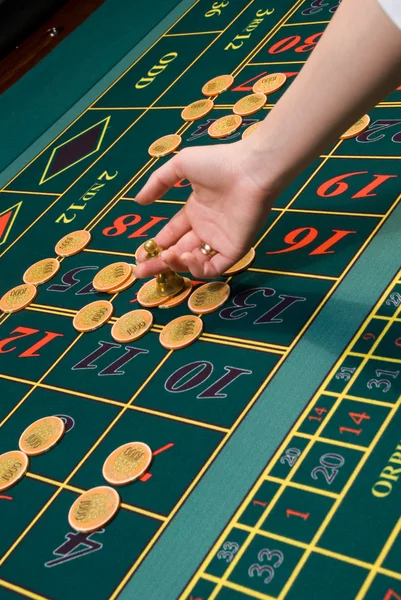 Roulette-Spielchips auf dem Tisch — Stockfoto