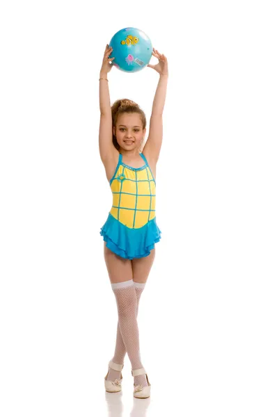Молода дівчина з гімнастичним м'ячем — стокове фото
