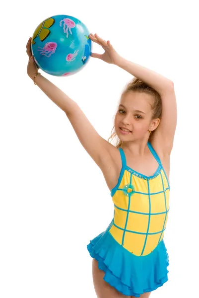 年轻女孩与体操球 — 图库照片