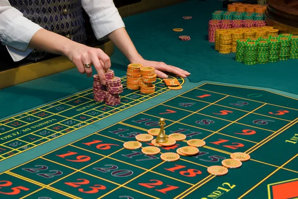 Ruletka gry hazardowe żetonów na stole — Zdjęcie stockowe