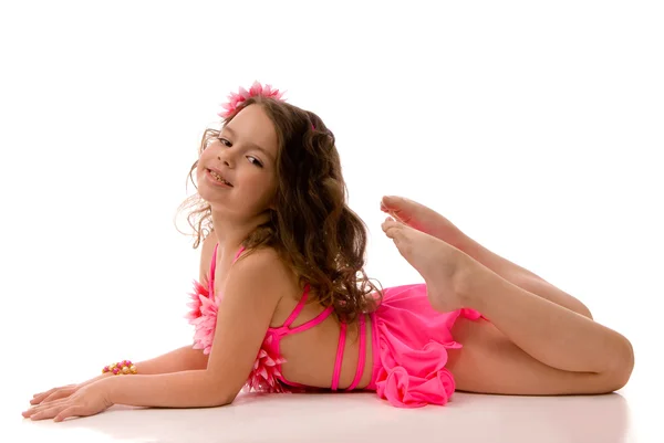Красивая маленькая девочка в розовом купальнике — стоковое фото