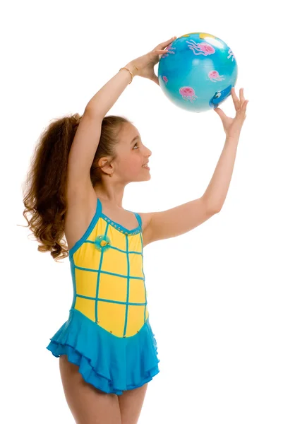 年轻女孩与体操球 — 图库照片