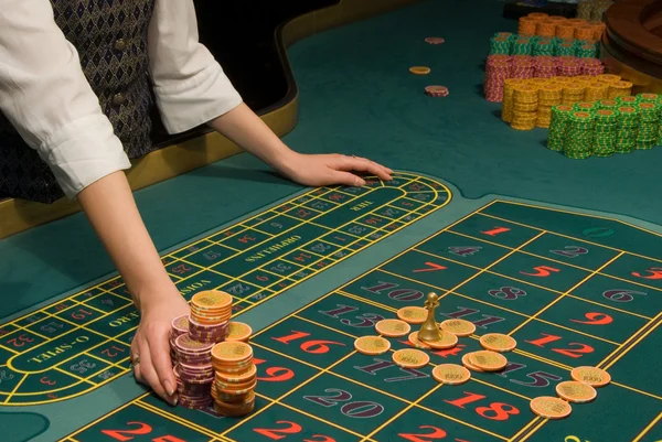 Casino Dealer, der mit einem Haufen Chips hantiert — Stockfoto