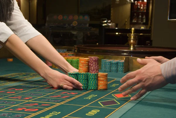 Poker oyuncusu ve büyük bir yığın yongaları — Stok fotoğraf