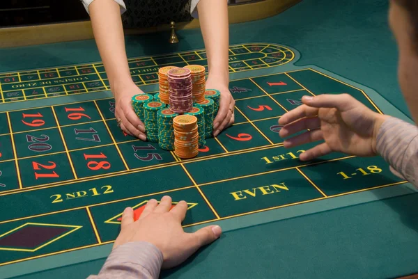 Hráč pokeru a hromadu žetonů — Stock fotografie