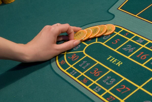 カジノ ディーラー処理ギャンブル チップ — ストック写真