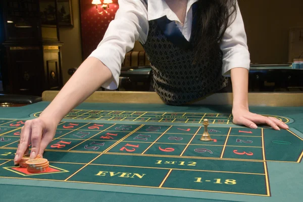 Casino dealern hantering spelmarker — Stockfoto