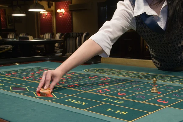 Casino dealer lidar com fichas de jogo — Fotografia de Stock