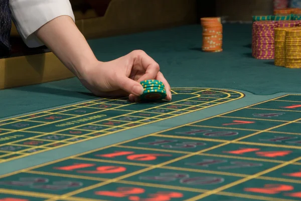 Casino concessionnaire manipulant des jetons de jeu — Photo