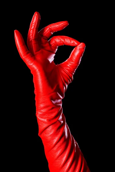 Okej! hand i röda handske på den svarta bakgrunden — Stockfoto