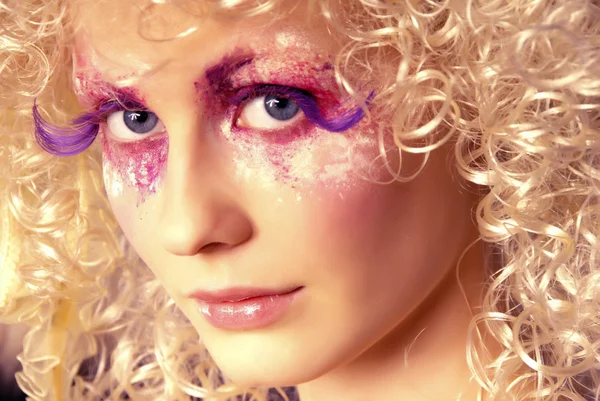 Extra long lashes with curly blond hair and extravagant make-up — Stock Photo, Image