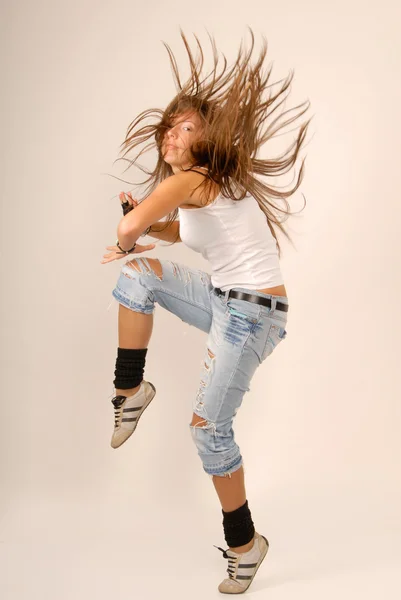 Dançando menina com o cabelo desarrumado — Fotografia de Stock