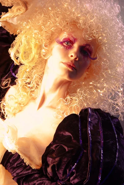 Boneca com cabelo louro encaracolado e maquiagem extravagante — Fotografia de Stock