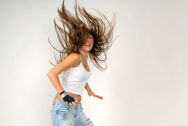 Танцююча дівчина зі спантеличеним волоссям — стокове фото