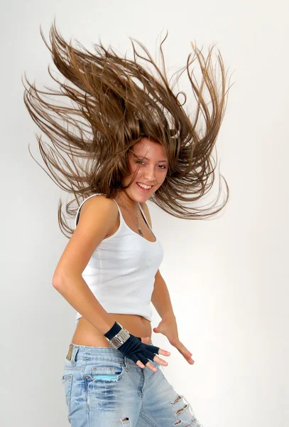 Танцующая девушка с взъерошенными волосами — стоковое фото