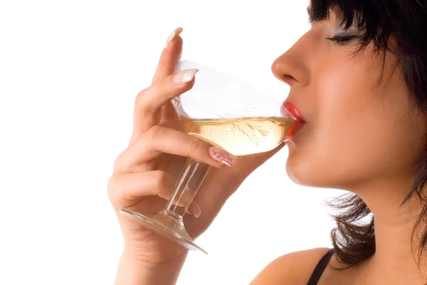 Девушка пьет вино на белом фоне — стоковое фото