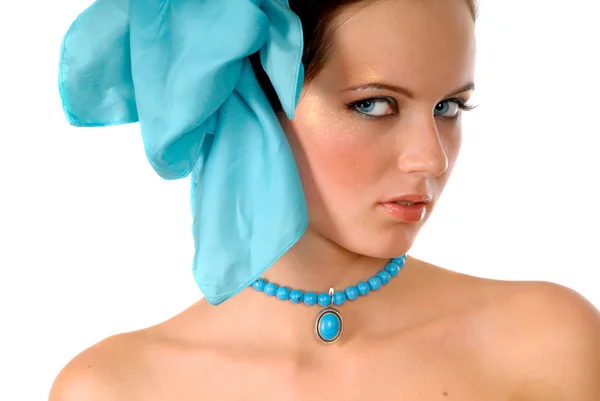 Mädchen mit blauer Schleife im Haar — Stockfoto