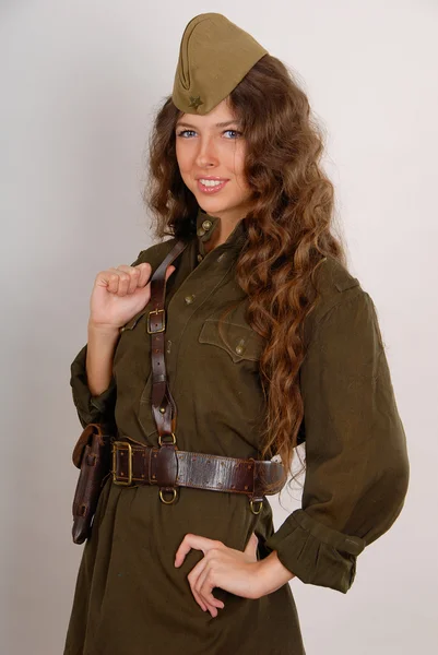 Dívka ve vojenské uniformě — Stock fotografie
