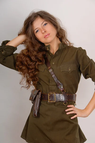 Krásné dlouhé vlasy-dívka v vojenské s — Stock fotografie