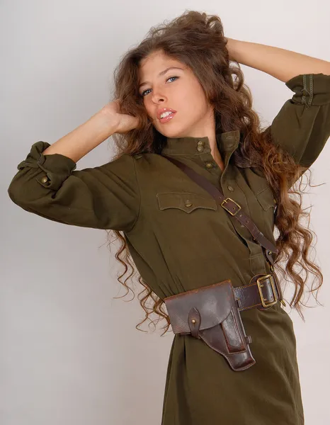 军事衣服的黑发女孩 — 图库照片