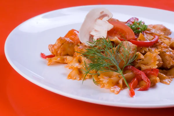 Свежеприготовленная тарелка макарон — стоковое фото