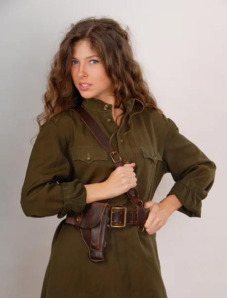 군사 옷에 갈색 머리 소녀 — 스톡 사진