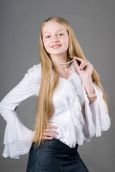 Attraktive junge blonde Mädchen — Stockfoto