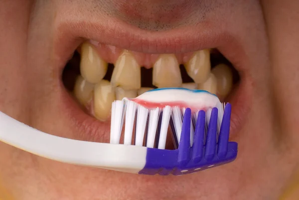 Osoba čistit zuby — Stock fotografie