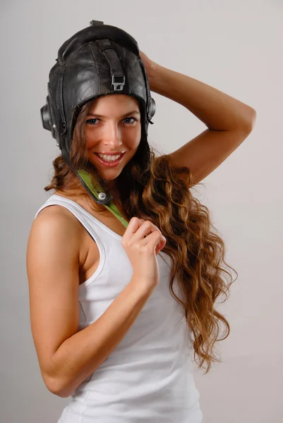 Roztomilá dívka v klobouku pilotní — Stock fotografie