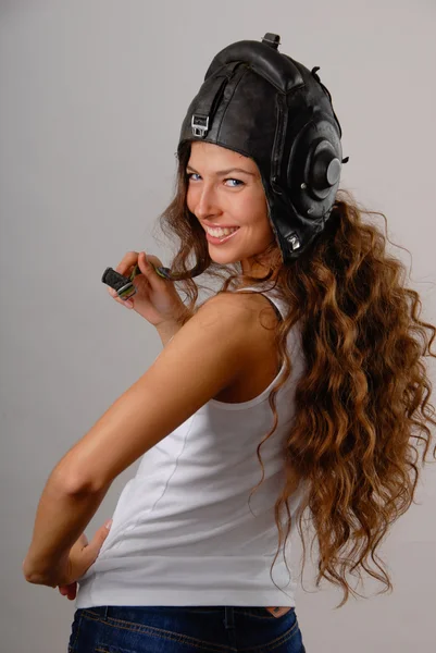 Roztomilá dívka v klobouku pilotní — Stock fotografie