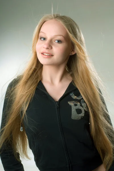 Привлекательная молодая улыбающаяся девушка — стоковое фото