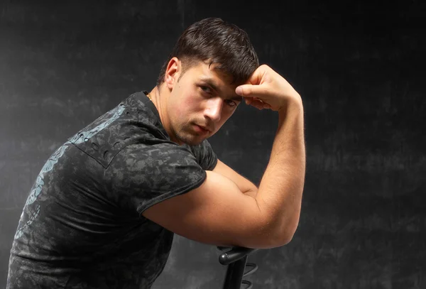 Sportovní sexy muž ukazuje svaly — Stock fotografie